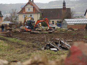 Die Mauer am Ofenthaler Weg ist mittlerweile fast komplett abgebrochen. Sie gibt den Blick frei auf die Aufräumarbeiten. Foto: Arkadius Guzy