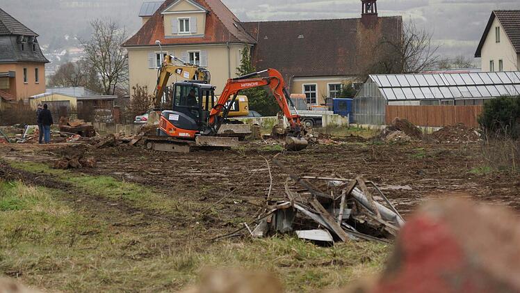 Die Mauer am Ofenthaler Weg ist mittlerweile fast komplett abgebrochen. Sie gibt den Blick frei auf die Aufräumarbeiten. Foto: Arkadius Guzy