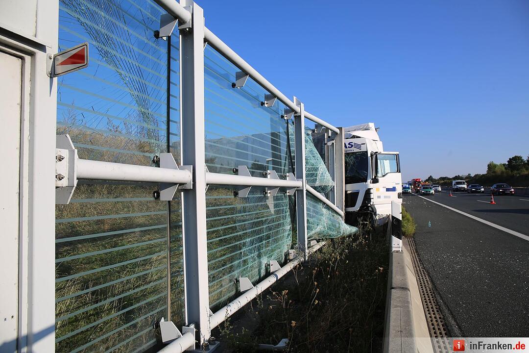 Lkw kracht auf A9 bei Bayreuth ungebremst gegen Lärmschutzwand
