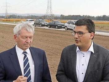 SPD-Fraktionssprecher Jonas Merzbacher (rechts) erwartet Antworten von Landrat Johann Kalb. Das Foto entstand bei der Freigabe der Kreisstraße BA 5. Foto: Barbara Herbst