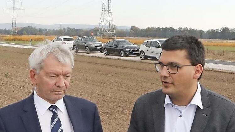 SPD-Fraktionssprecher Jonas Merzbacher (rechts) erwartet Antworten von Landrat Johann Kalb. Das Foto entstand bei der Freigabe der Kreisstraße BA 5. Foto: Barbara Herbst