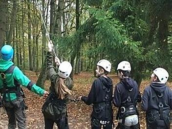 Kletter&uuml;bungen st&auml;rkten die Klasse als Team.  Fotos: Gessner