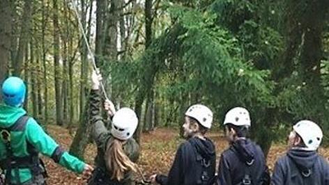 Kletter&uuml;bungen st&auml;rkten die Klasse als Team.  Fotos: Gessner