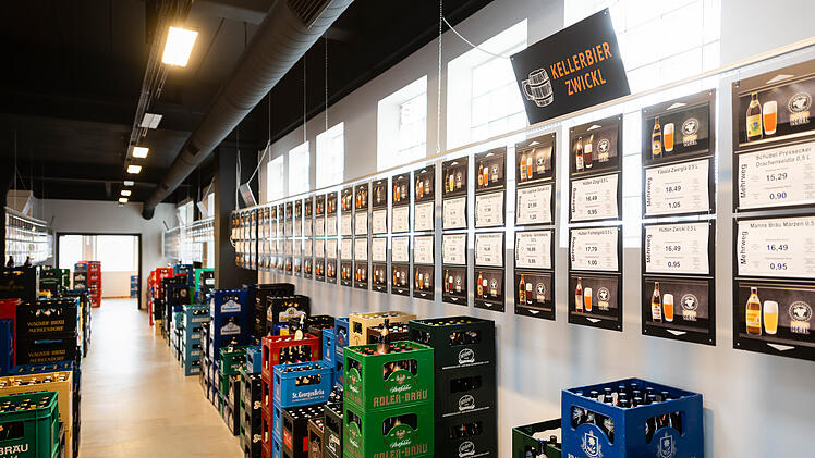 Bayreuth: Bester Getränkehändler 2023 - Getränkemarkt erhält Auszeichnung mit Trophäe und Siegel