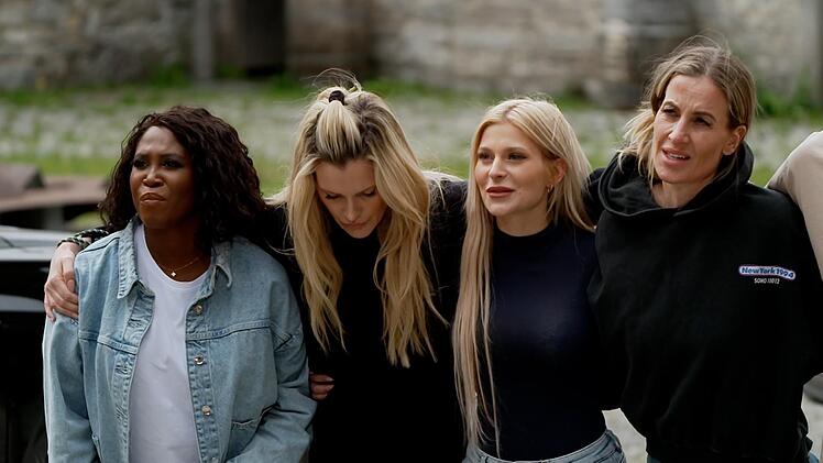 Arme Marie Reim (Zweite von rechts). Ausgerechnet ihre Freundinnen Motis Mabuse, Charlotte Würdig und Mirja du Mont, denen sie am meisten vertraute, waren ausnahmslos Verräterinnen.