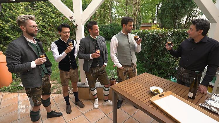 Mit einem katalanischen Wermut beginnt das katalanische Dinner, von links: Basti, Lars, Timo, Marco und Pau.