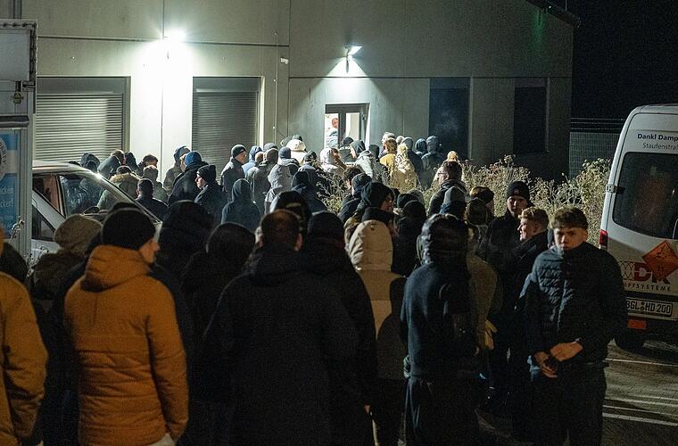 Ansturm auf Feuerwerk in Schlüsselfeld: Massen warten auf Böller