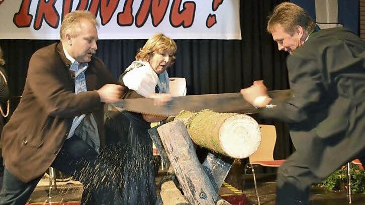 Beim Wett-Sägen erwiesen sich Frank Haug (links) und Franz Titschenbacher, unterstützt von Elke Dultz, als das beste Team.
