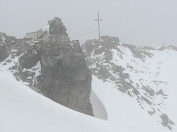 Hier können die Läufer nicht rauf: Das Paparner Rothorn (2862 m) wird vom Veranstalter aus dem Programm genommen. Zu gefährlich wegen Schneefall, Nebel und Minustemperaturen. Fotos: Michael Kraus
