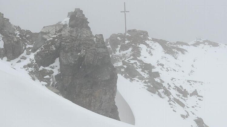Hier können die Läufer nicht rauf: Das Paparner Rothorn (2862 m) wird vom Veranstalter aus dem Programm genommen. Zu gefährlich wegen Schneefall, Nebel und Minustemperaturen. Fotos: Michael Kraus