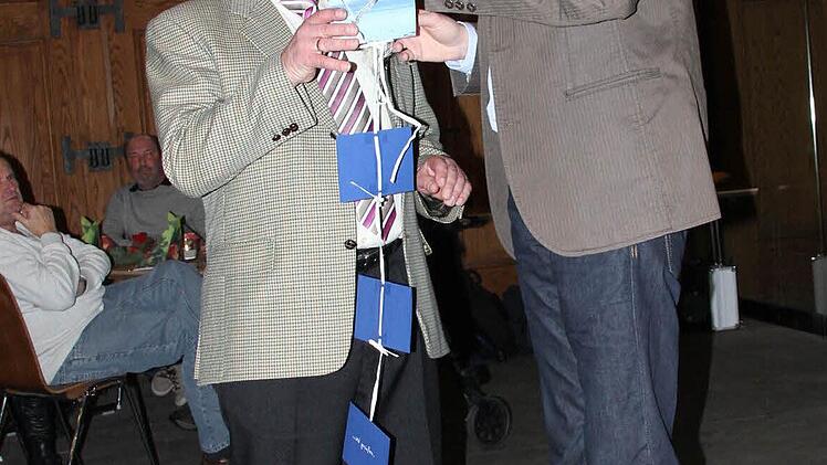 Eine Bamberg-Fahrt mit Besuch der Dombauhütte schenkte Martin Lang für das Bauamt.