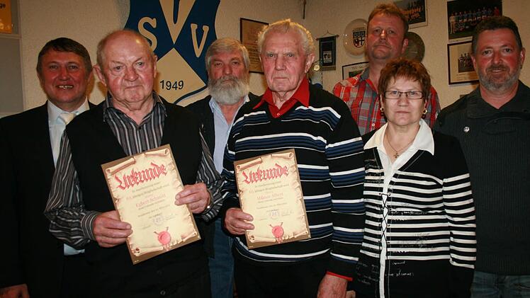 Langjährige Treue gewürdigt: Unser Bild zeigt Vorsitzenden Frank Heckelmann (von links), Egbert Schmitt, Hans Werka, Hilmar Albert, Richard Müller, Marianne Wolf und Karl-Heinz Wehner. Foto: Gabriele Sell