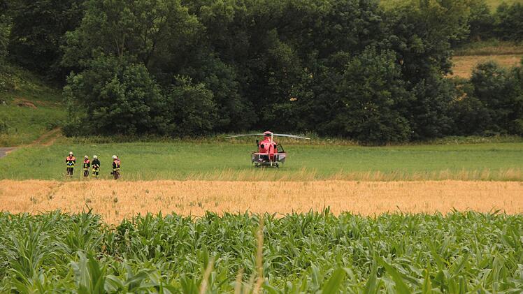 Zwischen Zeegendorf und Teuchatz im Landkreis Bamberg hat sich ein schwerer Autounfall ereignet. Bei einem Frontalzusammenstoß ist eine Person nach Angaben der Rettungskräfte lebensgefährlich verletzt worden. Der Rettungshubschrauber war im Einsatz. Foto: Ferdinand Merzbach