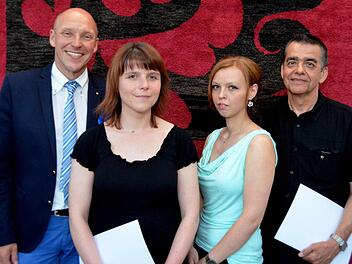 Für besondere Verdienste als Ausbildungsbetrieb wurden von Ralf Ludewig (links) Firmenvertreter von Hellweg, Deichmann und der Tabak-Börse Elflein ausgezeichnet.  Fotos: Peter Rauch