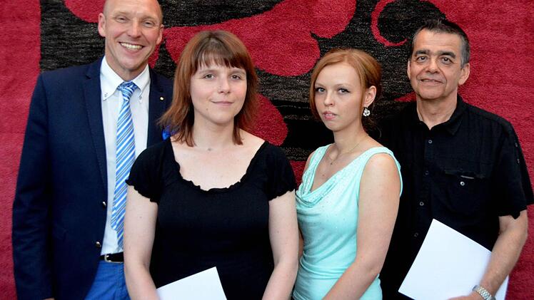 Für besondere Verdienste als Ausbildungsbetrieb wurden von Ralf Ludewig (links) Firmenvertreter von Hellweg, Deichmann und der Tabak-Börse Elflein ausgezeichnet.  Fotos: Peter Rauch