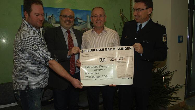 Helfen, wo die Not groß ist: Diesem Anliegen galt ein Benefizkonzert, dessen Erlös der Lebenshilfe-Werkstatt Nüdlingen zufloss. Die Spende übergaben links Thorsten Duda (TSV Oerlenbach) und Bürgermeister Franz Kuhn sowie Polizeidirektor Thomas Lehmann (rechts) an Werkstattleiter Martin Denninger.  Fotos: Stefan Geiger