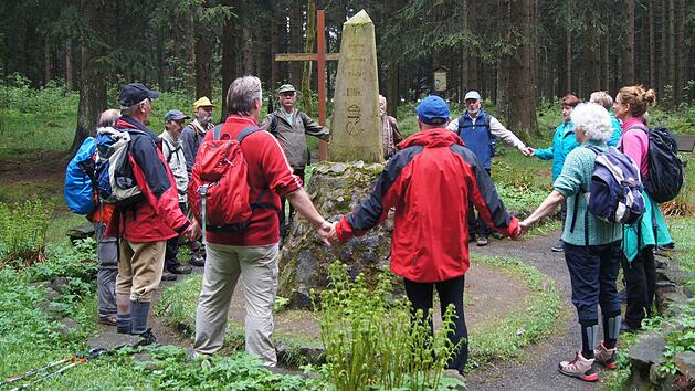 Runstgesang mit Anfassen: Teilnehmer einer Wanderung des Rennsteigvereins bilden einen Wanderkreis.  Foto: priivat