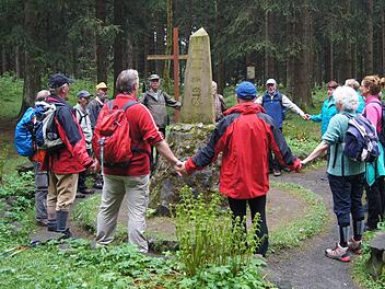 Runstgesang mit Anfassen: Teilnehmer einer Wanderung des Rennsteigvereins bilden einen Wanderkreis.  Foto: priivat