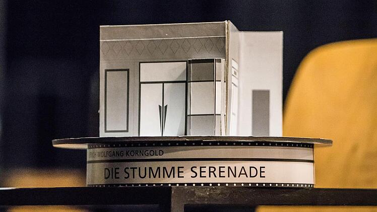 Bühnenbild-Modell zu "die stumme Serenade" von Erich Wolfgang Korngold. Das Werk kommt Ende Februar 2017 in Coburg auf die Bühne.Foto: Jochen Berger