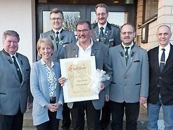 Gleich zwei hochkarätige Ehrungen erhielt Egon Barth am seinem 60. Geburtstag. Unser Bild zeigt (von links) Manfred Huhs, Heidemarie Barth, Rainer Gilke, Egon Barth, Markus Karnitzky, Oliver Kutnar und Franz Uome. Foto: Klaus-Peter Wulf