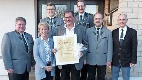 Gleich zwei hochkarätige Ehrungen erhielt Egon Barth am seinem 60. Geburtstag. Unser Bild zeigt (von links) Manfred Huhs, Heidemarie Barth, Rainer Gilke, Egon Barth, Markus Karnitzky, Oliver Kutnar und Franz Uome. Foto: Klaus-Peter Wulf