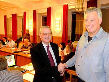 Oberthulbas Bürgermeister Gotthard Schlereth begrüßte Jugendamtsleiter Siegbert Goll (rechts) in der Sitzung, der "kompetent und eloquent" die gemeindliche Jugendarbeit beleuchtete.Gerd Schaar
