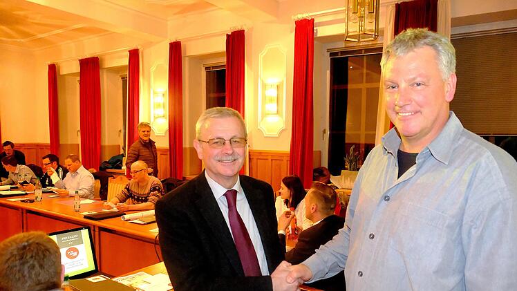 Oberthulbas Bürgermeister Gotthard Schlereth begrüßte Jugendamtsleiter Siegbert Goll (rechts) in der Sitzung, der "kompetent und eloquent" die gemeindliche Jugendarbeit beleuchtete.Gerd Schaar