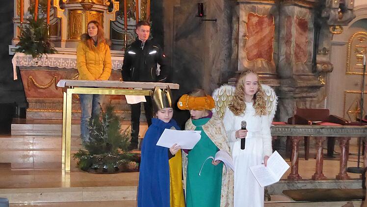 Musicalszene mit Maria (Christina Schmitz) und Josef  (Noah Rettner) im Hintergrund und den Königen Sophie Schubert und Sina  Daller sowie dem Verkündigungsengel Selina Schubert.Elisabeth Mehn