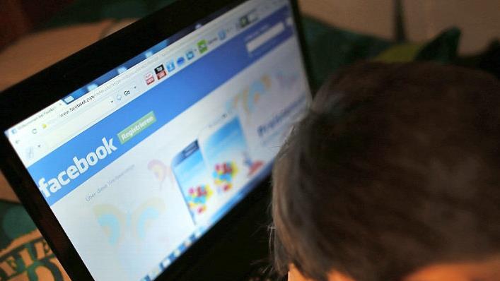 Gerade in den sozialen Medien wie Facebook läuft vieles entgegen jeglicher gesellschaftlicher Werte. Auch hier wollen die neu ernannten "Wertebotschafter" ansetzen.  Foto: Oliver Berg/dpa