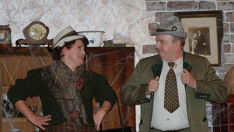 Auch die Sonnhoferin (Elke Weber) und Braumeister Malz-Beppo (Franz Dürrbeck) zeigen Interesse am Köhlerhof.