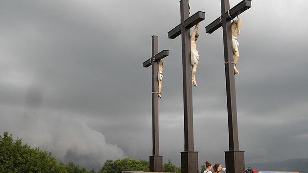 Bei Gewitter kann es an den Golgatha-Kreuzen unheimlich werden. Dann sollte man vom Gipfel weg nach unten. Foto: Joachim Rübel
