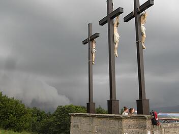 Bei Gewitter kann es an den Golgatha-Kreuzen unheimlich werden. Dann sollte man vom Gipfel weg nach unten. Foto: Joachim Rübel