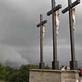 Bei Gewitter kann es an den Golgatha-Kreuzen unheimlich werden. Dann sollte man vom Gipfel weg nach unten. Foto: Joachim Rübel