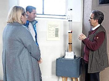 Tanja Hollfelder und Uwe Fischer mit Pfarrer Wilfried Lechner-Schmidt vor dem Spendenbarometer Foto: Richard Sänger