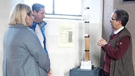 Tanja Hollfelder und Uwe Fischer mit Pfarrer Wilfried Lechner-Schmidt vor dem Spendenbarometer Foto: Richard Sänger