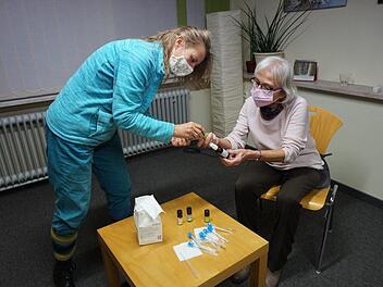 Die Hospizbegleiterinnen Michaela Maack (links) und Karin Kächele begutachten ätherische Öle, die beim Letzte-Hilfe Kurs vorgestellt werden und sich positiv auf Körper und Geist wirken können. Foto: Michaela Kaiser