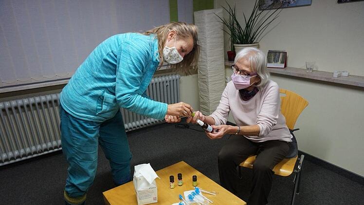 Die Hospizbegleiterinnen Michaela Maack (links) und Karin Kächele begutachten ätherische Öle, die beim Letzte-Hilfe Kurs vorgestellt werden und sich positiv auf Körper und Geist wirken können. Foto: Michaela Kaiser