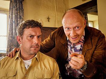 Niederkaltenkirchens Kult-Cop Franz Eberhofer (Sebastian Bezzel, links) kommt in "Guglhupfgeschwader" zu seinem achten gro&szlig;en Filmauftritt. Sein Spezi Rudi (Simon Schwarz) ist auch wieder dabei.