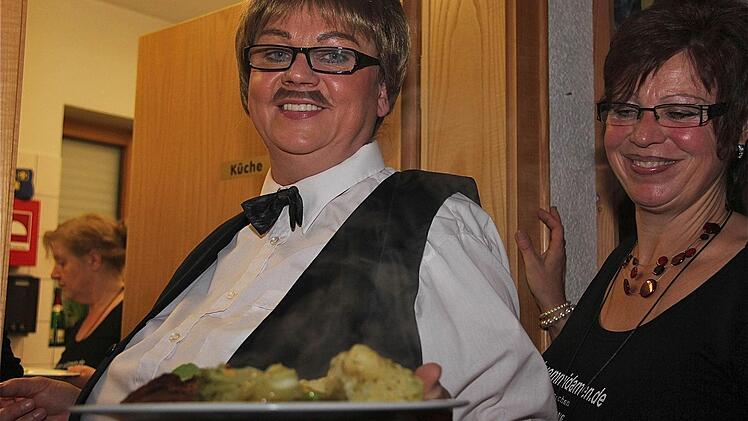 Renate Kröckel (vorn) präsentierte sich als Wirt Richard und führte elegant durch den Abend