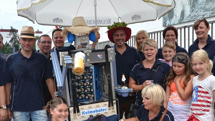 Mitglieder des Stammtisches "Douze points" mit ihrem "Kulmoboter", an dem die findigen Kulmbacher seit dem Frühling gebaut haben. Nun wurden sie mit dem ersten Preis belohnt. Fotos: Dieter Hübern