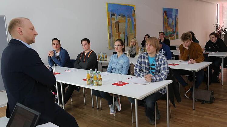 Beim "Schnupperkurs Journalismus" bekommen junge Leute Tipps zu Medienberufen. Foto: Barbara Herbst