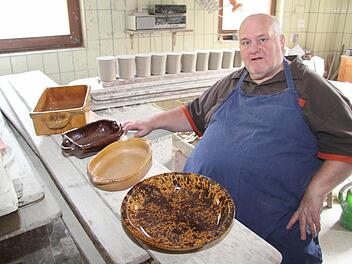 ie Überraschung war riesig: Friedrich Sommer aus Thurnau hätte sich nicht träumen lassen, dass die Geschichte der Töpferei Renner in einem Buch beleuchtet wird. Die traditionellen Formen und Glasuren gibt es auch heute noch in der Töpferei Renner. Fotos: Sonja Adam