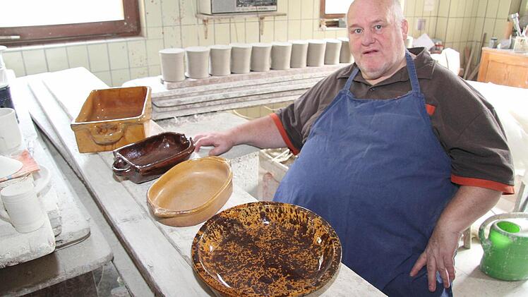 ie Überraschung war riesig: Friedrich Sommer aus Thurnau hätte sich nicht träumen lassen, dass die Geschichte der Töpferei Renner in einem Buch beleuchtet wird. Die traditionellen Formen und Glasuren gibt es auch heute noch in der Töpferei Renner. Fotos: Sonja Adam