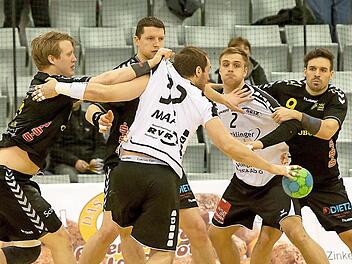 In der Abwehr mussten die Coburger doch öfters mächtig zupacken, um Schlimmeres zu verhindern. Fotos: Albert Höchstädter