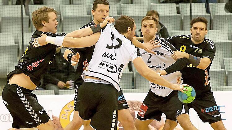 In der Abwehr mussten die Coburger doch öfters mächtig zupacken, um Schlimmeres zu verhindern. Fotos: Albert Höchstädter