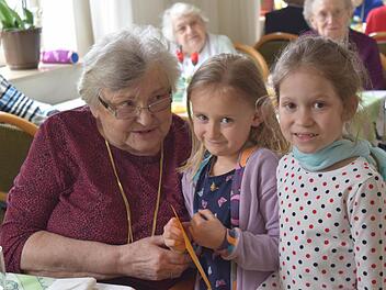 Lani-Malu und Johanna (beide fünf Jahre alt) überreichen dieser Seniorin eine Karte. Foto: Daniela Pondelicek