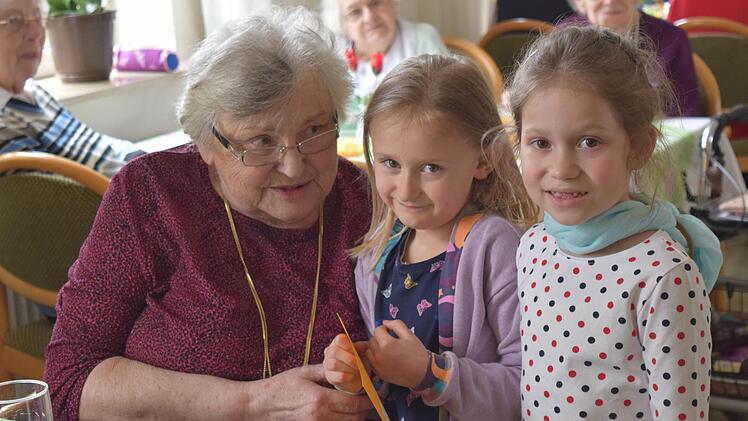 Lani-Malu und Johanna (beide fünf Jahre alt) überreichen dieser Seniorin eine Karte. Foto: Daniela Pondelicek