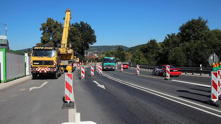 Weil ein 100-Tonnen-Kran an der Bundesstraße aufgebaut ist, muss eine Fahrspur gesperrt werden.  Foto: Friedwald Schedel