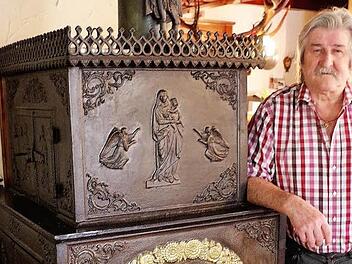 Behaglichkeit am gusseisernen Ofen aus dem Jahr 1899. Mit im Bild Gastronom Josef Rebhan.   Foto: Gerd Fleischmann
