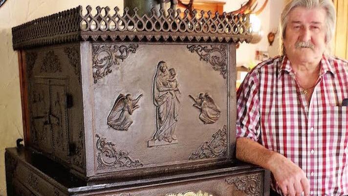Behaglichkeit am gusseisernen Ofen aus dem Jahr 1899. Mit im Bild Gastronom Josef Rebhan.   Foto: Gerd Fleischmann